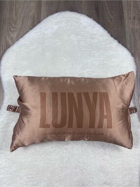 NWOT Lunya washable silk travel pillow